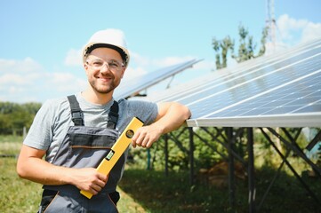 Obraz premium A man working at solar power station.