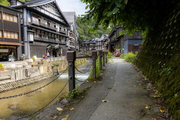 Fototapeta premium 夏の昼の銀山温泉の歩道