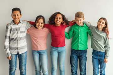 Fototapeta Cheerful Multiethnic Children Hugging Posing Smiling To Camera Indoors obraz