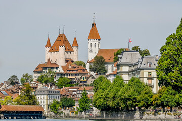 Thun, Schloss, Stadtkirche, Schlossberg, Thunersee, Obere Schleuse, Aarequai, Holzbrücke, Schifffahrt, Wanderweg, Stadt, Altstadt, Berner Oberland, Sommer, Schweiz