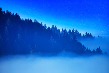 Berglandschaft am Herbstmorgen. Sonnenaufgang über dem Nebel.