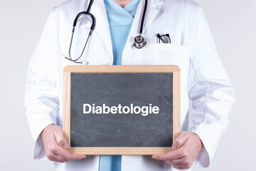Arzt mit einer Tafel auf der Diabetologie steht