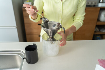 コーヒーを淹れる日本人女性