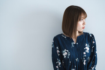 カジュアルファッションの女性