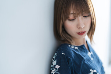 カジュアルファッションの女性