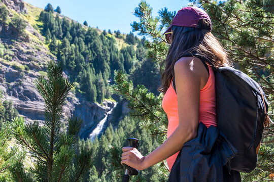 Turista disfrutando de las vistas de las 3 cascadas de Ardones, en Cerler (Huesca - España).