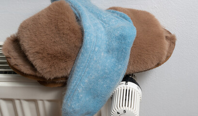 Warme Winter Fell Hausschuhe und Angora Socken auf einer Heizung für die kalte Winterzeit