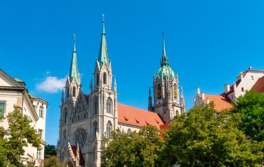 Obraz premium Die Kirche St. Paul oder Paulskirche in der Nähe der Theresienwiese in München bei schönem Wetter und blauem Himmel