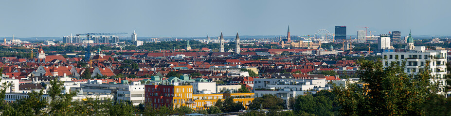 Fototapeta na wymiar Panoramaansicht der Skyline von München mit dem Häusermeer der Innenstadt und verschiedenen Kirchtürmen