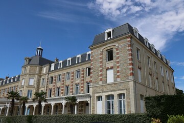 Fototapeta na wymiar Maison typique, vue de l'extérieur, ville de Pornichet, département de la Loire Atlantique, France