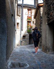 Joven turista paseando por las calles de Ordiso, Andorra. 