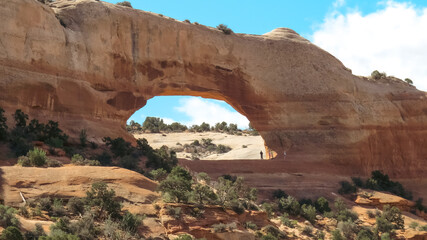 Roca con agujero sobre cielo azul, aventura. Rock with hole over blue sky, adventure.