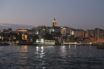 Obraz premium Galata old town view at night in İstanbul