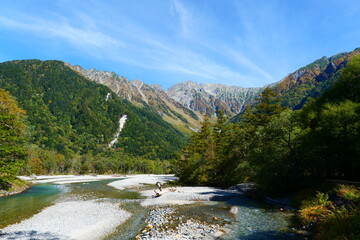 中部山岳国立公園。秋の上高地より穂高連峰を望む。松本、長野、日本。10月上旬。