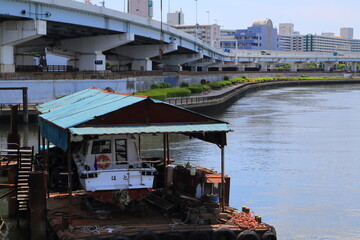 隅田川にある造船所と高速道路
