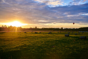 Obraz premium hay bales in the field in the sunset or sunrise 