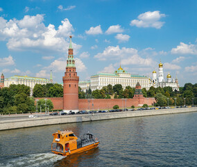 Fototapeta premium city and the river