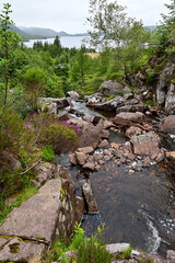Blick auf den Loch Marre von den Victoria Falls Wasserfall, bei Achnasheen, Highland, Schottland