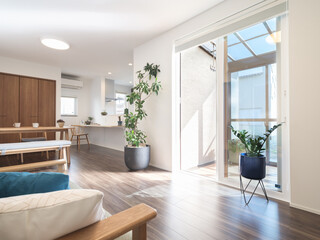 白基調の美しい新築住宅の部屋とテラス