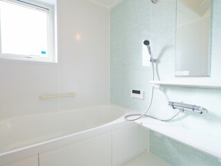 新築住宅の明るく綺麗なバスルーム