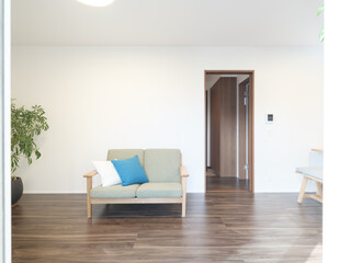 新築住宅のソファのあるシンプルなリビング