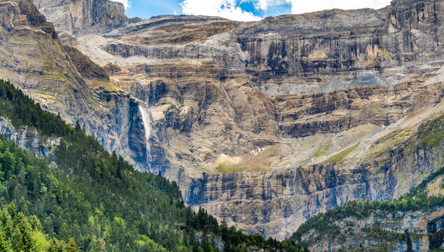 Cascade et cirque de Gavarnie dans les Hautes Pyr&eacute;n&eacute;es en &eacute;t&eacute;