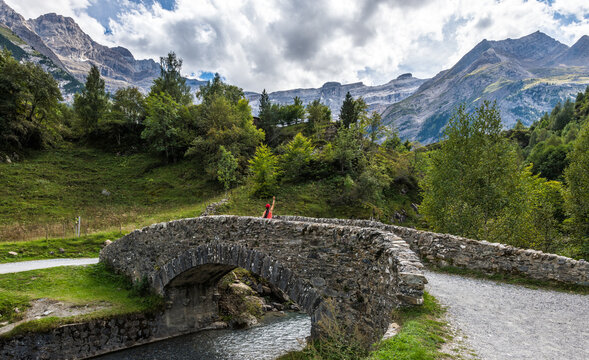Pont de pierre vers le cirque de Gavarnie dans les Hautes Pyr&eacute;n&eacute;es