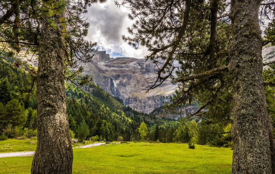 Vue sur le cirque de Gavarnie dans les Hautes Pyr&eacute;n&eacute;es