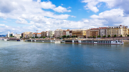 Obraz premium Cruise ships on Danube river in Budapest