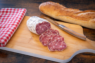 saucisson tranché sur une planche à découper en gros plan