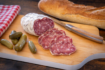 saucisson tranché sur une planche à découper en gros plan