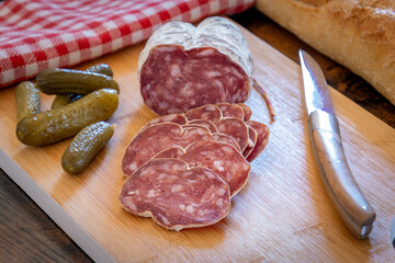 saucisson tranché sur une planche à découper en gros plan