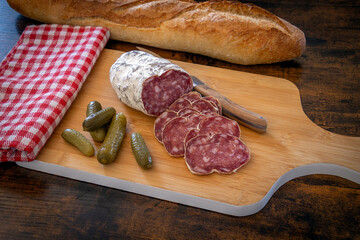 saucisson tranché sur une planche à découper en gros plan