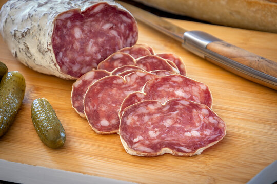 saucisson tranch&eacute; sur une planche &agrave; d&eacute;couper en gros plan
