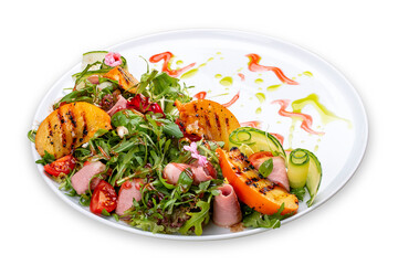 Fresh salad with ham and arugula, with grilled persimmon.