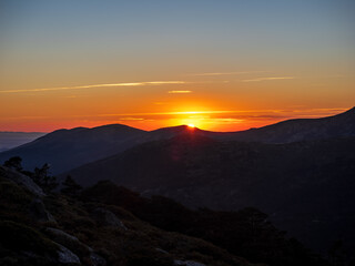 Obraz na płótnie Canvas Últimos rayos de sol en la montaña