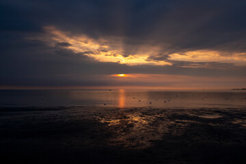Dramatischer Sonnenuntergang an der Nordsee