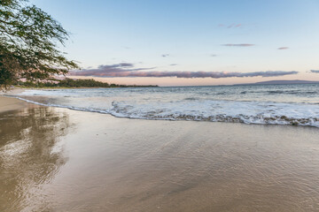 Obraz premium Maui Hawaii beach coastline of sand, sun, and blue water with crashing