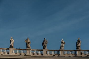 Obraz premium dome of st peter basilica and the city of the vatican catholic capital of the world art history
