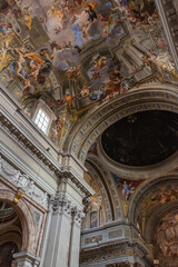 Obraz premium basilica of the jesuits and tomb of saint ignacius in rome street in ruins of the roman empire in rome, italy with ancient stones and texture