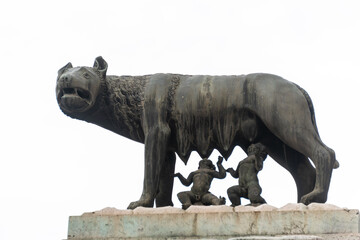 sculpture of la lupa capitolina with romulus and remus