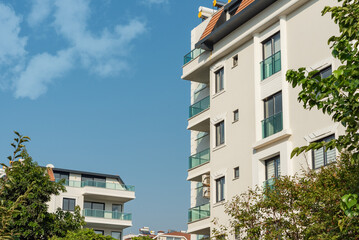 Obraz premium Image of the exterior of a residential building against a blue sky.