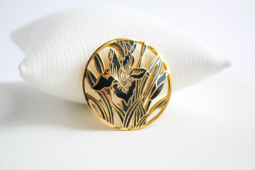 Round Metal Gold Color Brooch Hairpin with Black Iris Flower Enamel Fashionable Cloisonne Enamel