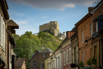 Obraz premium view of the gaillard castleover the town of the andelys