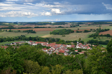 Fototapeta na wymiar Village de Chauffourt en Haute-Marne et plaine du Bassigny.