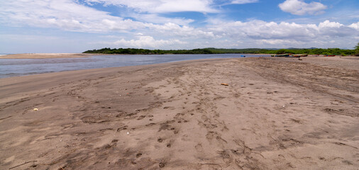 Paisaje de la playa en Salinas Grandes al fondo la Isla Venado