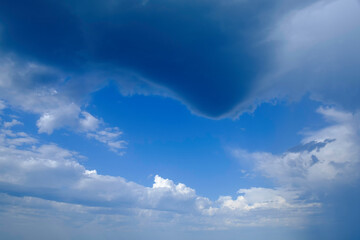 Fototapeta premium ciel bleu avec un gros nuage d'orage