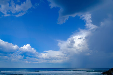 Naklejka na ściany i meble marine avec vagues et nuages d'orage