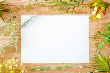 グリーンに装飾された白紙