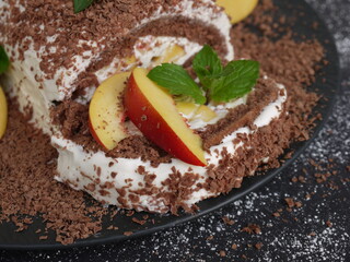 Biskuitrolle mit Nektarinen